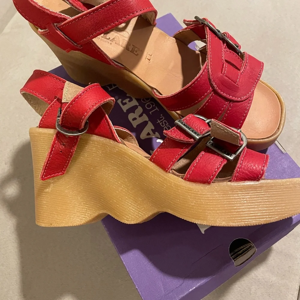 Famolare Buckleberry Fin Leather Wedge. Never worn! Gorgeous shoe. Size 11 - Picture 2 of 4